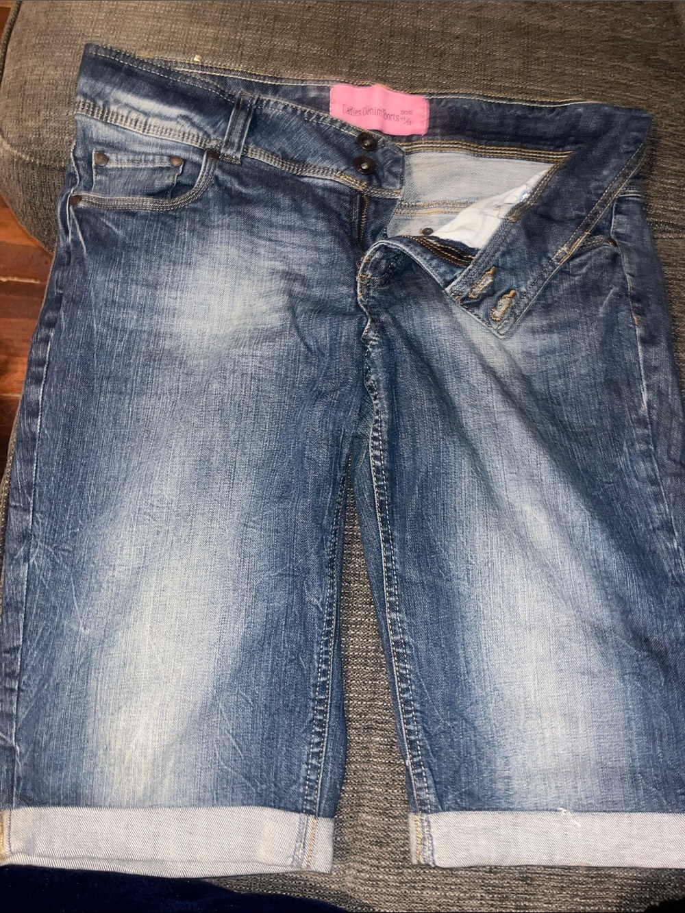 Woman’s Blue Washed Denim Jeans Bermudashorts size 11/12 fits like 14/16 tags on